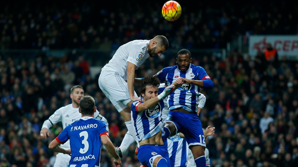 Súboj o loptu v zápase Real Madrid - Deportivo La Coruña, v strede Karim Benzema.