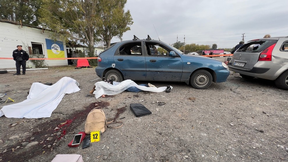 Následky raketového útoku na konvoj civilistov.