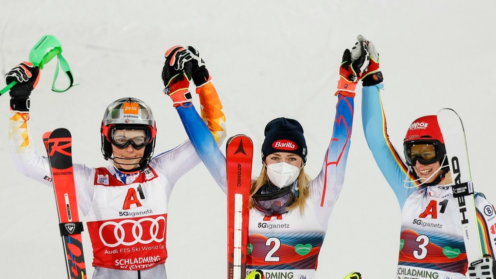 Tri najlepšie v slalome v Schladmingu - sprava druhá Petra Vlhová, víťazka Mikaela Shiffrinová a tretia Lena Durrová.