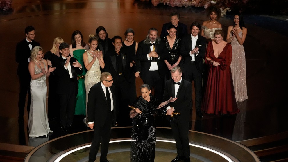 Herci a štáb filmu Oppenheimer si preberá cenu Americkej akadémie filmových umení a vied pre najlepší film.