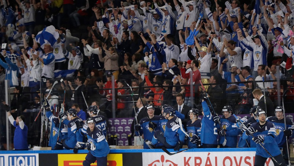 Fínski hokejisti sa tešia z gólu v sieti Nórska v zápase MS 2017.