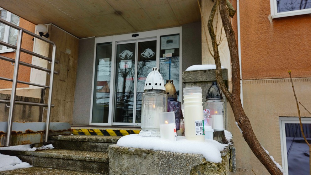 Študenti pred školou zapaľujú sviečky