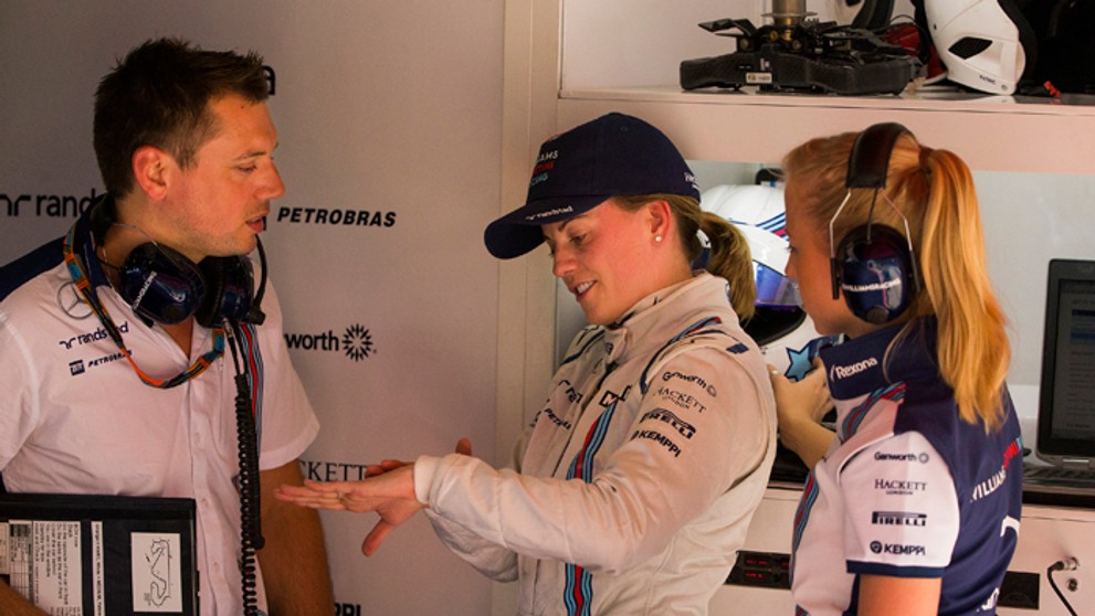 Susie Wolffová  sa rozpráva s členmi tímu Williams Martini v boxoch počas prvého voľného tréningum na VC Španielska (8. mája 201