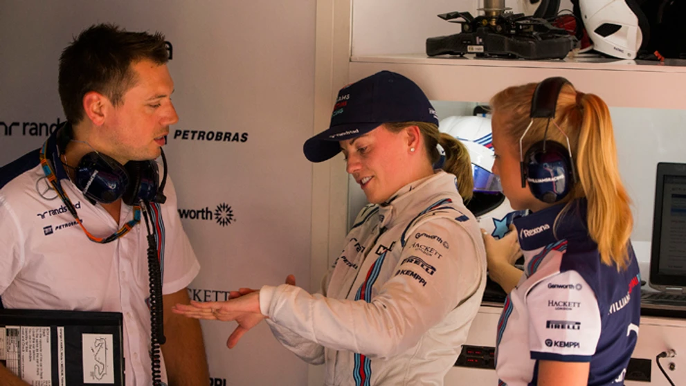 Susie Wolffová  sa rozpráva s členmi tímu Williams Martini v boxoch počas prvého voľného tréningum na VC Španielska (8. mája 201