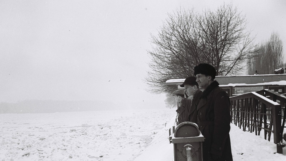 Zamrznutý Dunaj počas zimy v roku 1956.