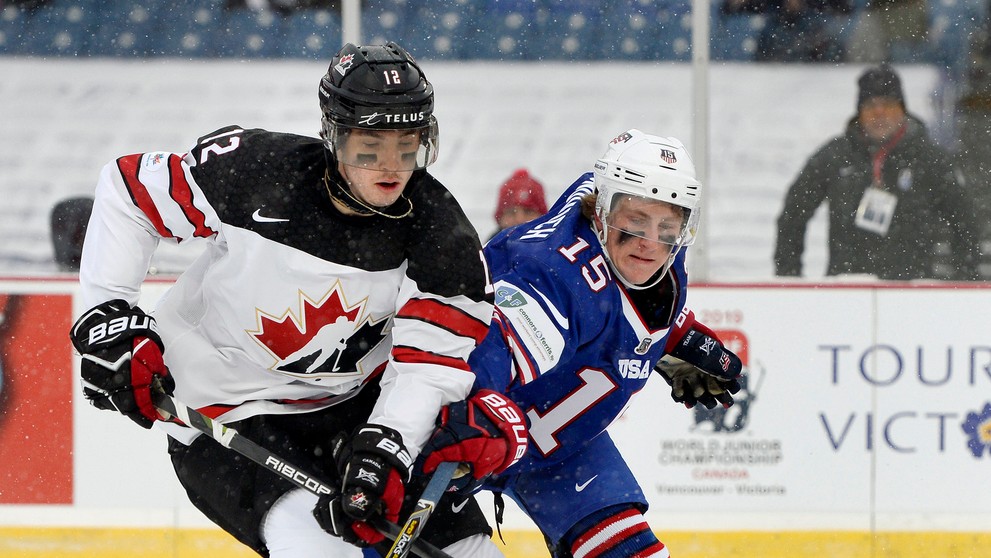 Bek Kanady Cale Makar (vľavo) atakuje Adama Foxa z USA v dueli MS 20.