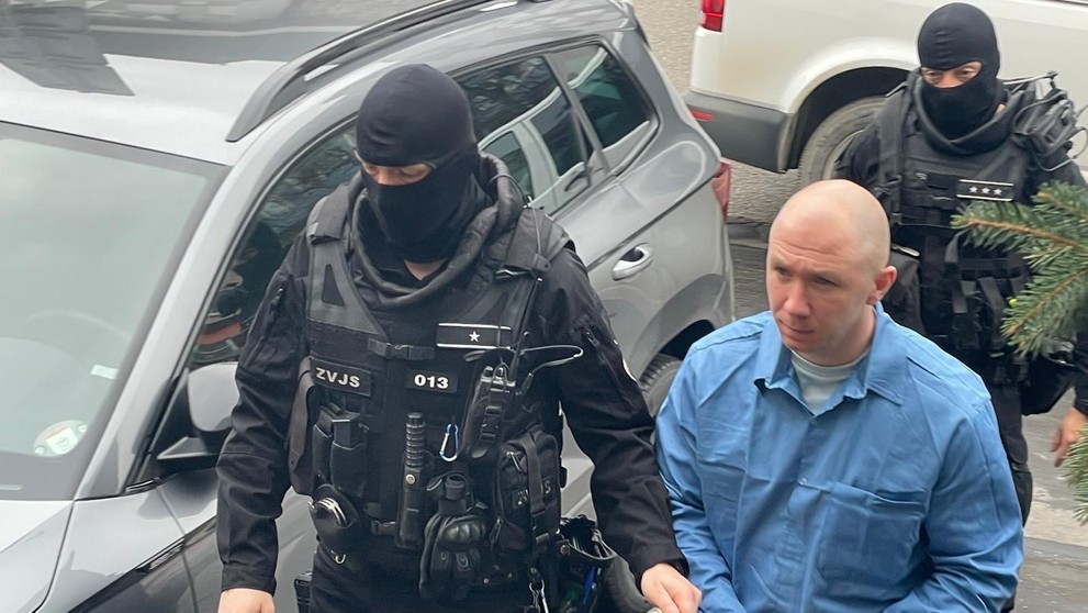 Eskorta priviezla Ľubomíra Behana na súd.