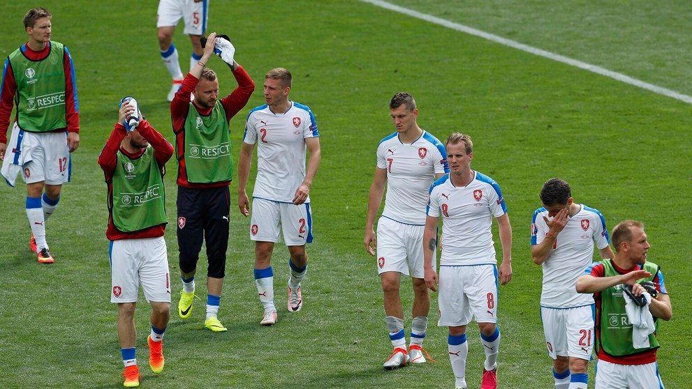Sklamaní českí reprezentanti po prehre 0:1 so Španielskom na ME vo Francúzsku.