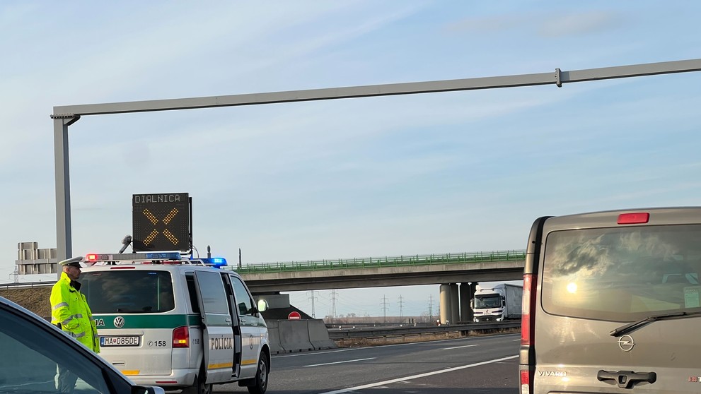 Uzavretá diaľnica D2.