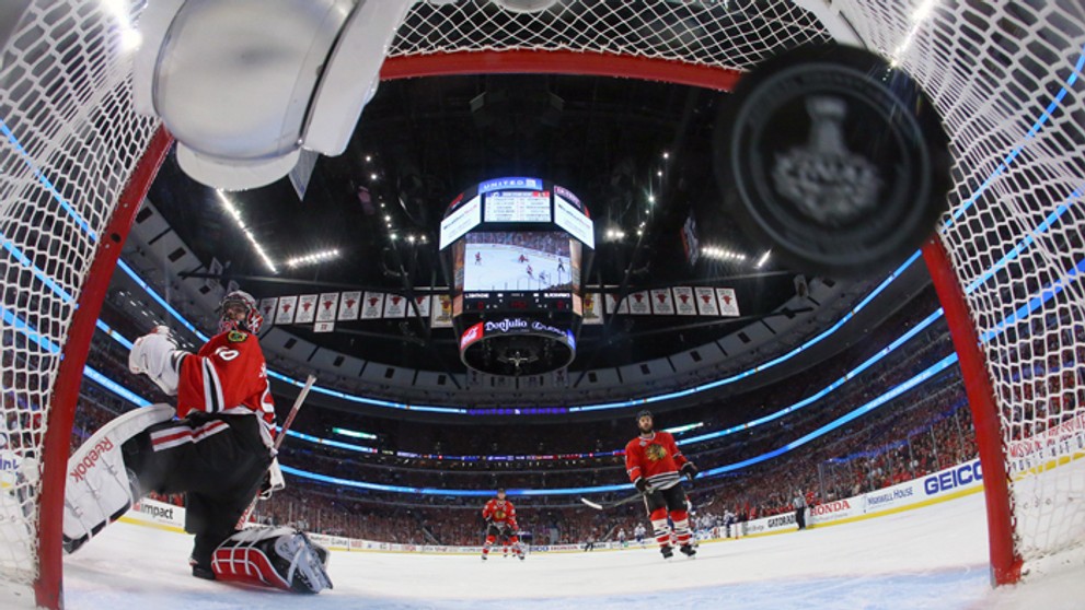  Na archívnej snímke brankár Corey Crawford (Chicago Blackhawks) dostáva gól od Ryana Callahana (Tampa Bay).