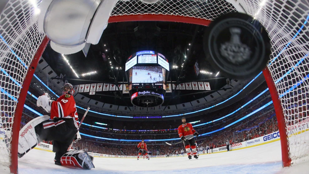  Na archívnej snímke brankár Corey Crawford (Chicago Blackhawks) dostáva gól od Ryana Callahana (Tampa Bay).