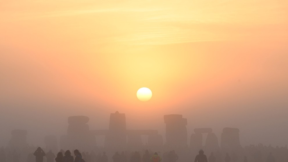 Stovky prívržencov novopohanského druidizmu, obdivovateľov keltskej kultúry i bežných zvedavcov sa v utorok skoro ráno zišli Stonehenge v grófstve Wiltshire na juhu Anglicku, aby sledovali východ Slnka.