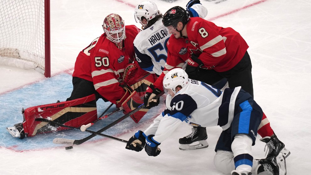 Cale Makar v súboji s Joelom Armiom.