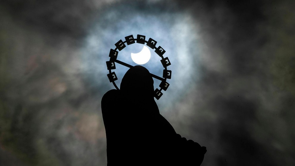 Zatmenie Slnka v Dubline v kompozícii so sochou. 