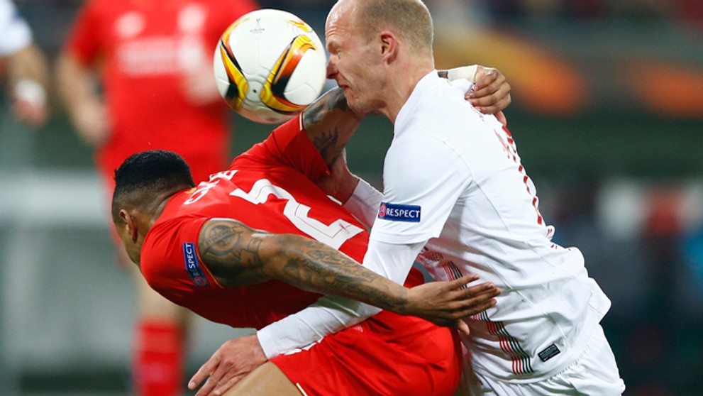 Vpravo Tobias Werner (FC Augsburg) a Nathaniel Clyne (FC Liverpool ) v prvom zápase 16-finále EL UEFA.