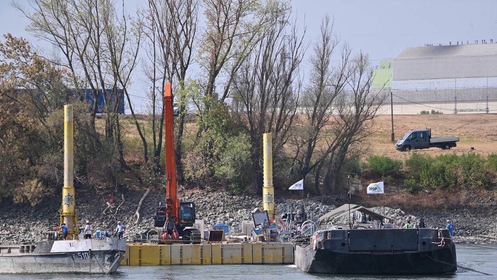 Ťažká technika asistuje pri riadenom potápaní dvoch 80 metrov dlhých člnov naložených kameňmi.