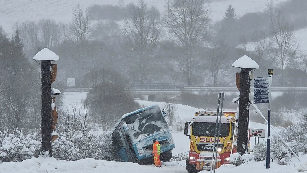 Nehoda autobusu v obci Valaská Dubová.