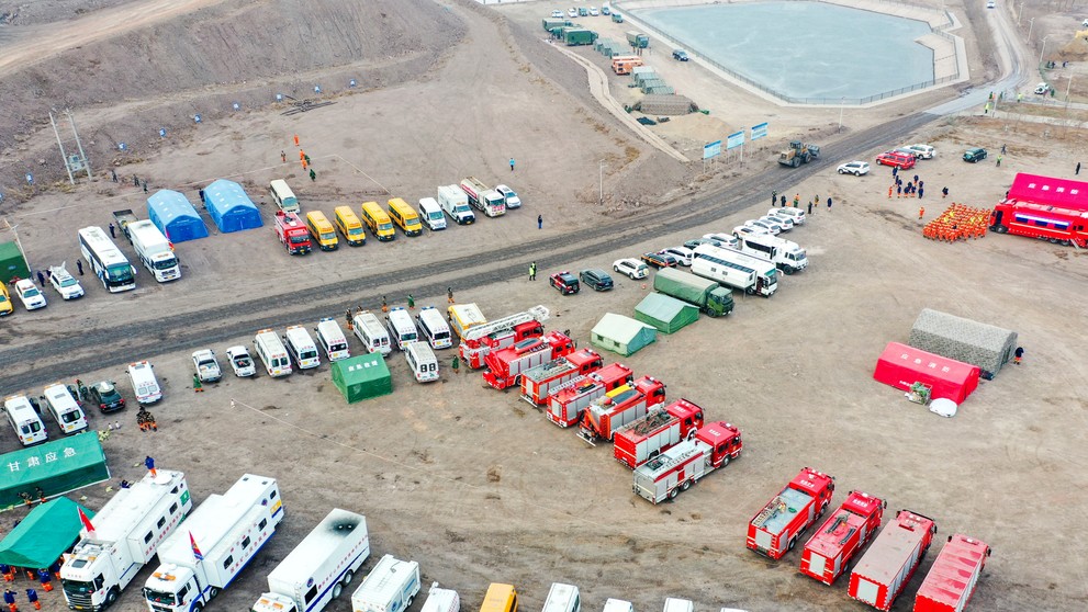 Na leteckej snímke čínskej agentúry Sin-chua, autá záchranných zložiek sú zaparkované po zrútení sa povrchovej uhoľnej bane na severe Číny.