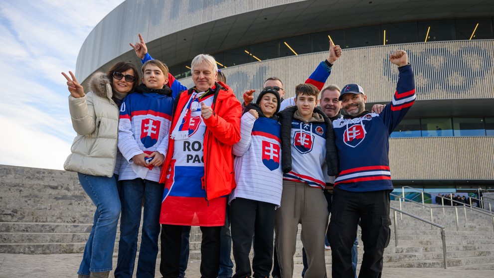 Slovenskí fanúšikovia pred zápasom. 