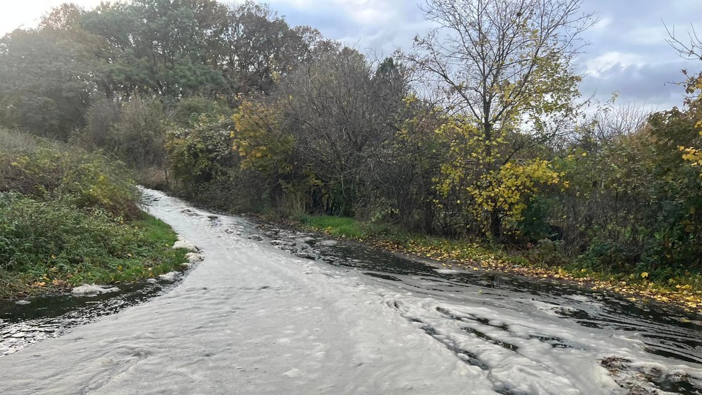 Vyliata tekutina neďaleko diaľnice D1 na úseku medzi Sencom a Blatným