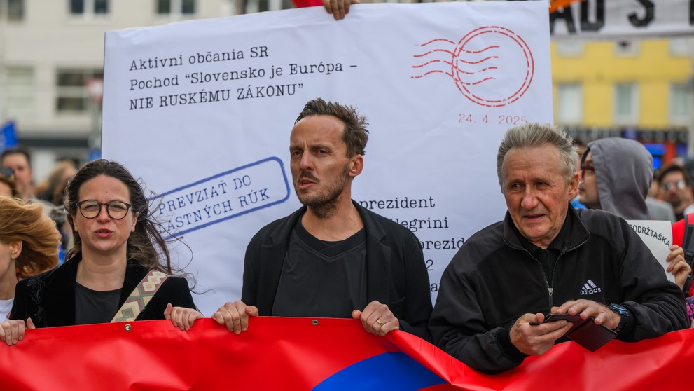 Protestujúci s listom