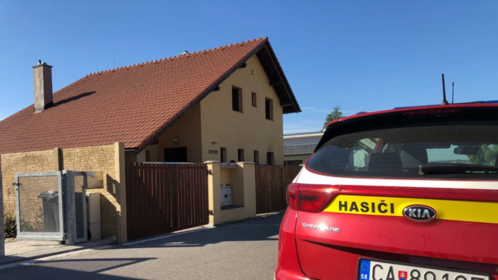 Okno na rodinnom dome v Tepličke nad Váhom, kde horelo.