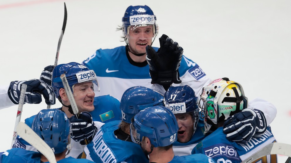 Radosť hráčov Kazachstanu po triumfe nad Švajčiarskom v dueli A-skupiny MS v Rusku.