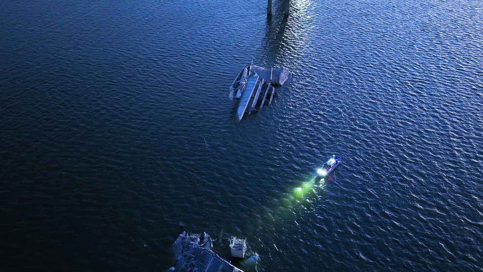 Po náraze lode sa zrútila časť mosta v Baltimore.