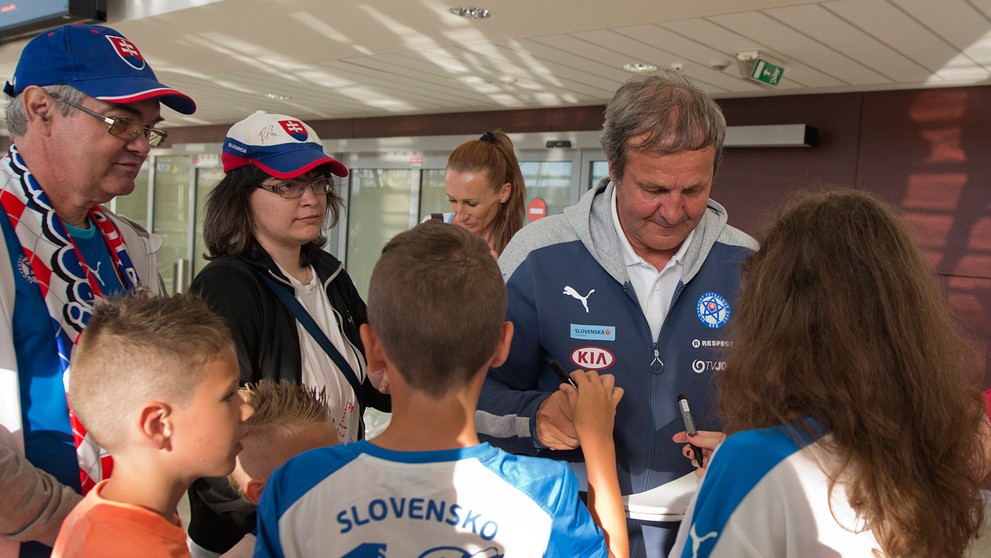 Ján Kozák rozdáva fanúšikom podpisy.