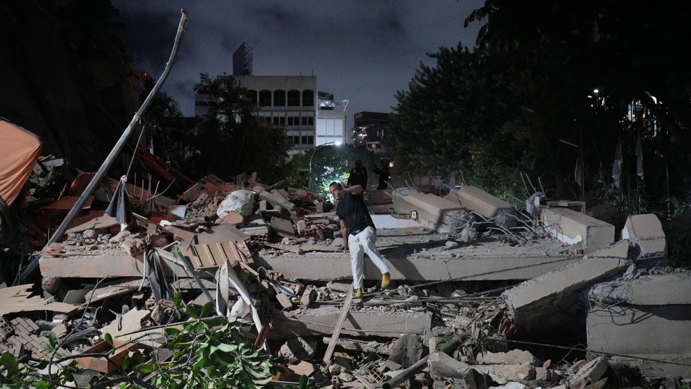 Na snímke muž skáče po ruinách budovy po zemetrasení, ktoré postihlo venezuelské hlavné mesto Caracas.