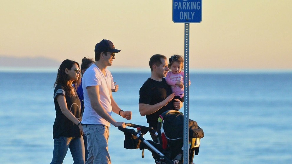 Mila Kunis a Ashton Kutcher na prechádzke s dcérou.