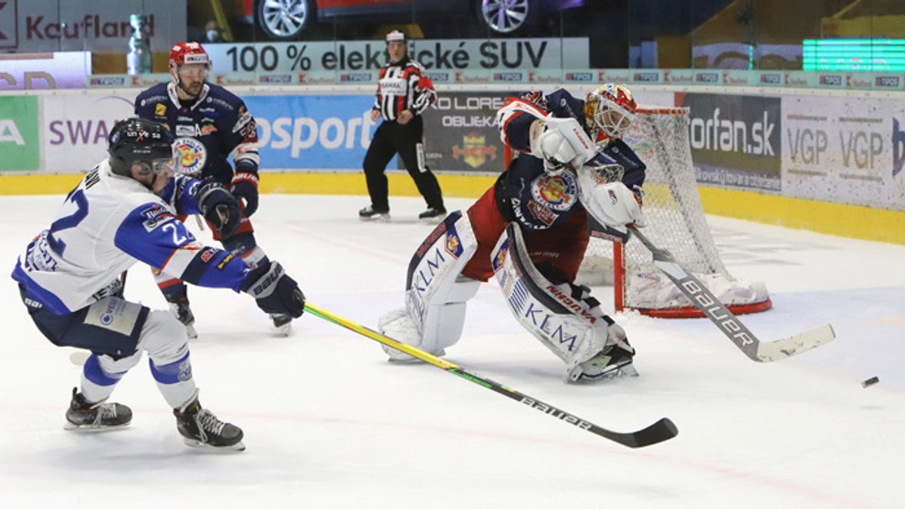 Zľava Janne Tavi (Poprad) a brankar Zvolena Robin Rahm.