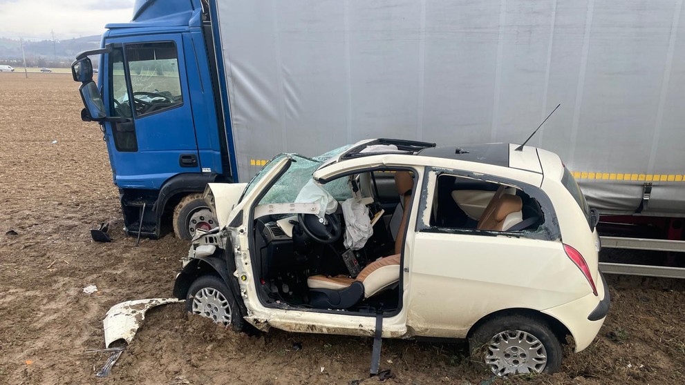 Obe autá skončili v poli.