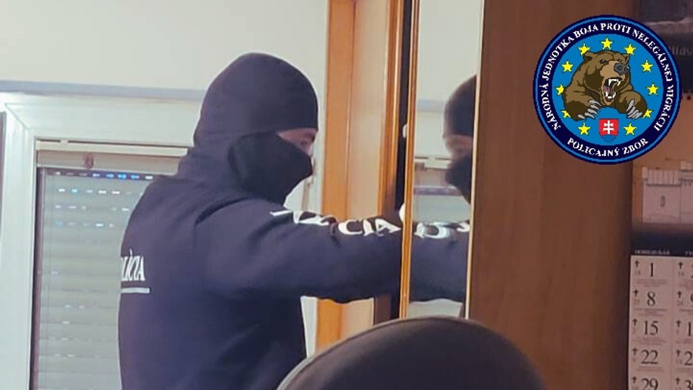 Polícia rozbila sieť nelegálneho zamestnávania Srbov na Slovensku