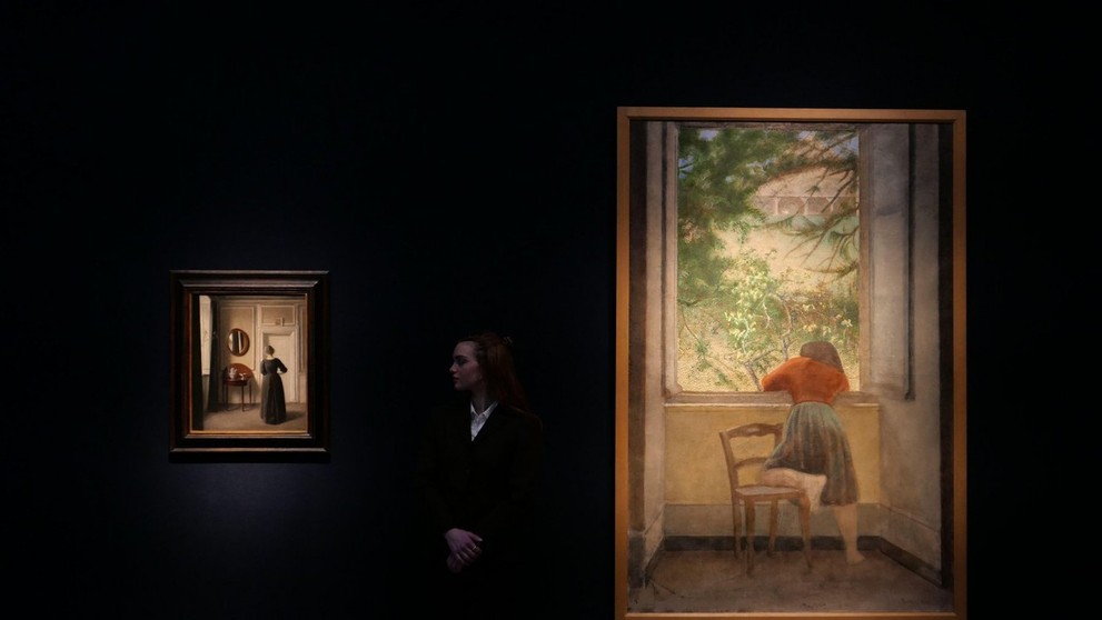 Zamestnankyňa aukčnej siene Christie's pózuje s obrazmi zo zbierky po zosnulej americkej podnikateľke Anne H. Bassovej.