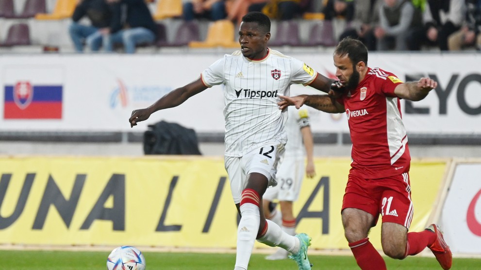 Vľavo hráč Trnavy Abdulrahman Taiwo a hráč Banskej Bystrice Lukáš Migaľa v zápase 13. kola Fortuna ligy.