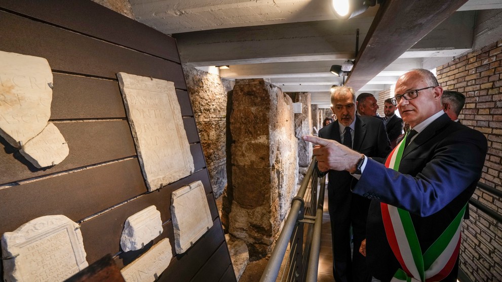 Starosta Ríma Roberto Gualtieri (vpravo) si prezerá archeologické nálezy počas návštevy chrámového komplexu, v ktorom sprístupnili štyri chrámy z obdobia starovekého Ríma, ktoré sa datujú do 3. storočia pred n