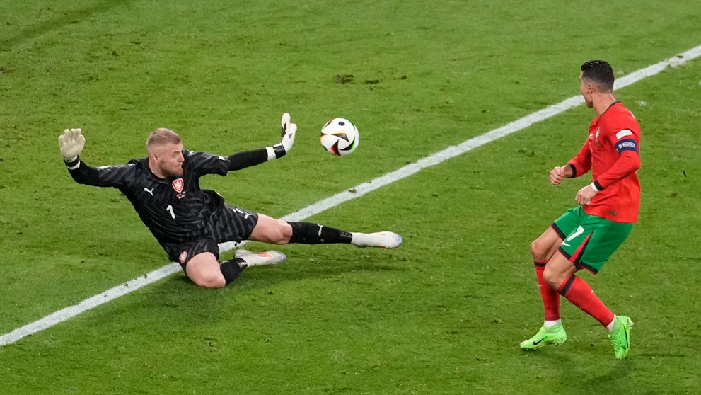 Český brankár Jindřich Staněk (vľavo) zastavuje strelu Portugalca Cristiana Ronalda.