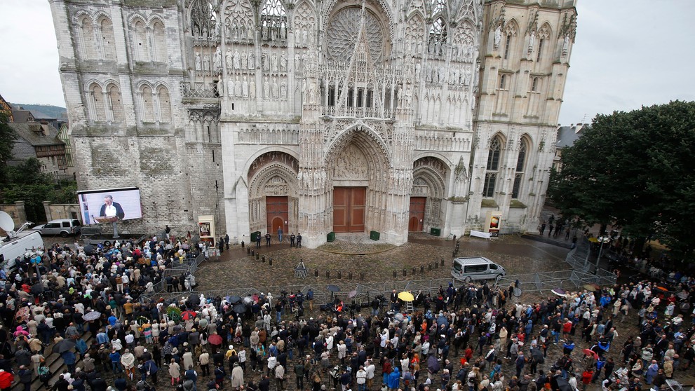 Ľudia zhromaždení pred katedrálou Notre Dame