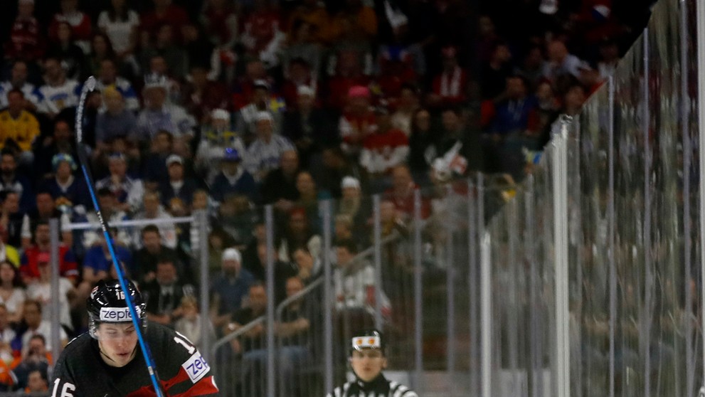 Kanaďan Mitch Marner vo výskoku a Švéd Elias Lindholm s pukom.