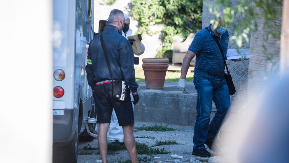 Na aute pred domom zostali krvavé stopy.