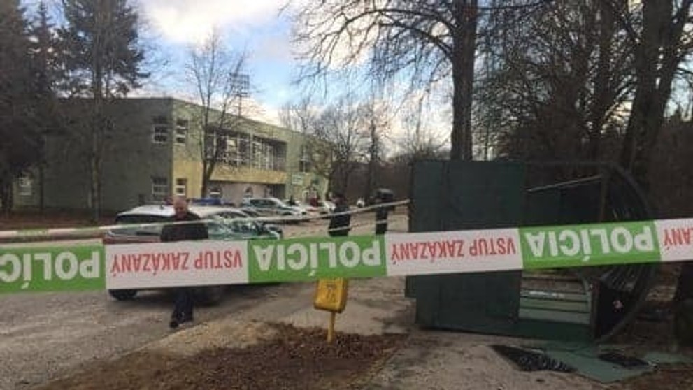 Mladý muž v rukách polície.