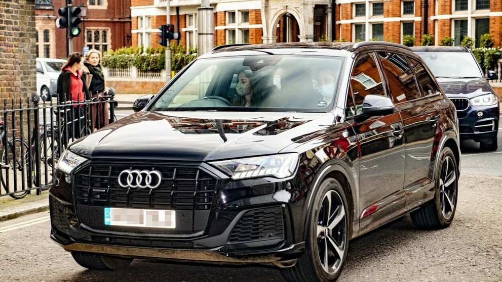 Tučniak uniká kosatke skokom na palubu člna.