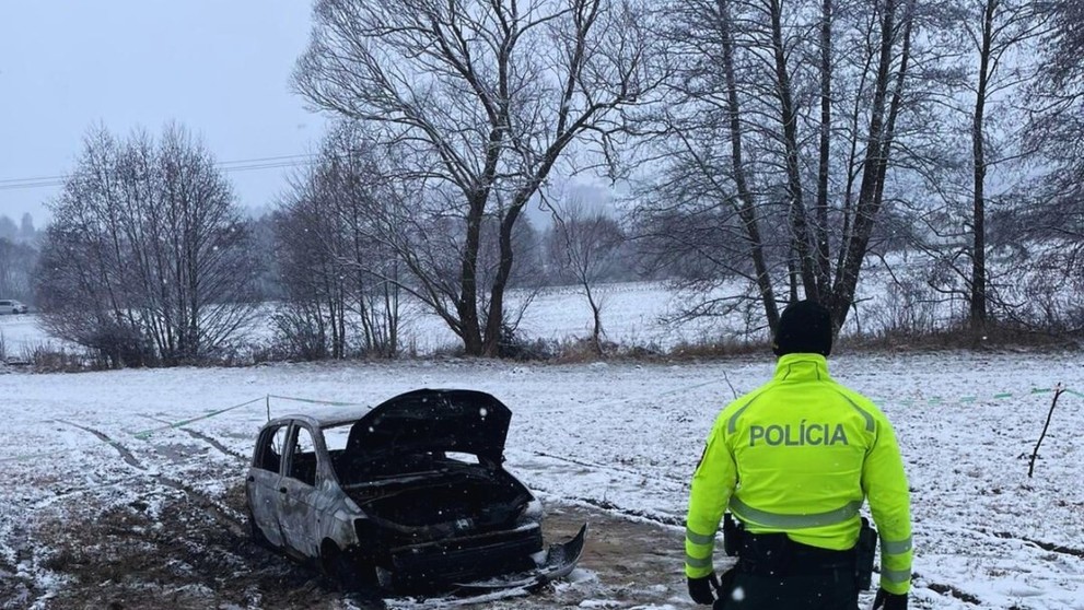 Auto zhorelo do tla aj s vodičom.