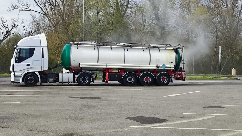 Látka unikajúca z cisterny.