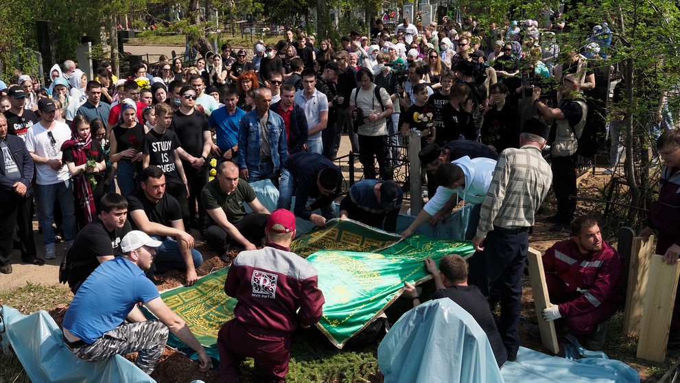 Pohreb prvých obetí po streľbe na škole v Kazani