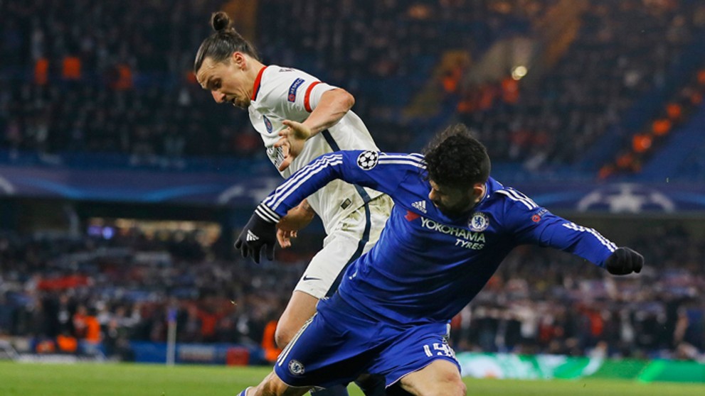 Zlatan Ibrahimovič (PSG) a Diego Costa (Chelsea) v súboji o loptu v osemfinále LM.