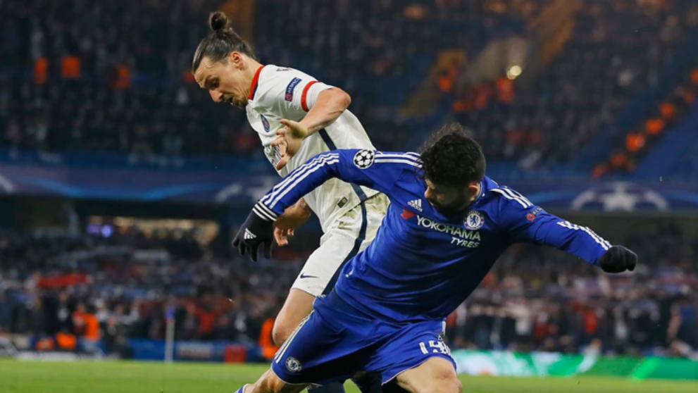 Zlatan Ibrahimovič (PSG) a Diego Costa (Chelsea) v súboji o loptu v osemfinále LM.