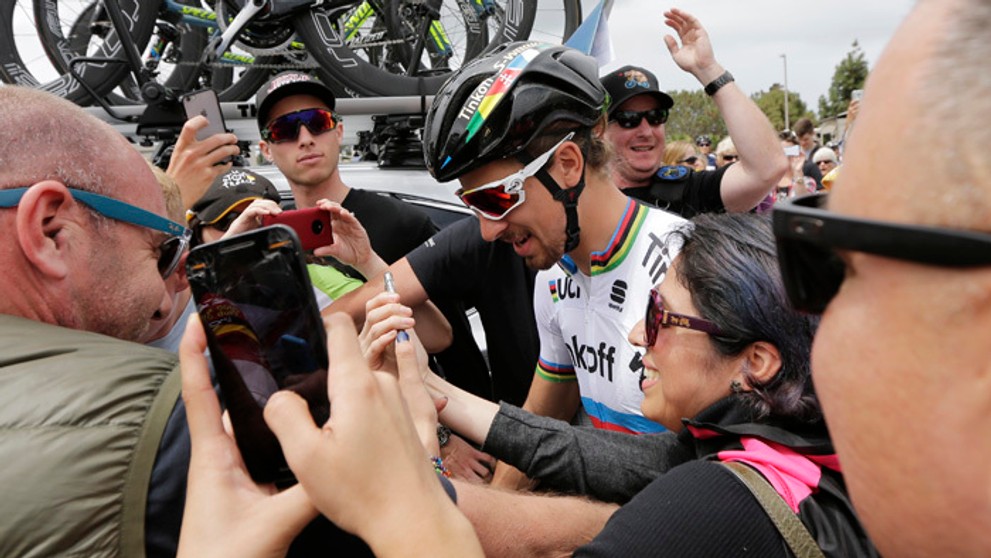 Sagana obklopili fanúšikovia.