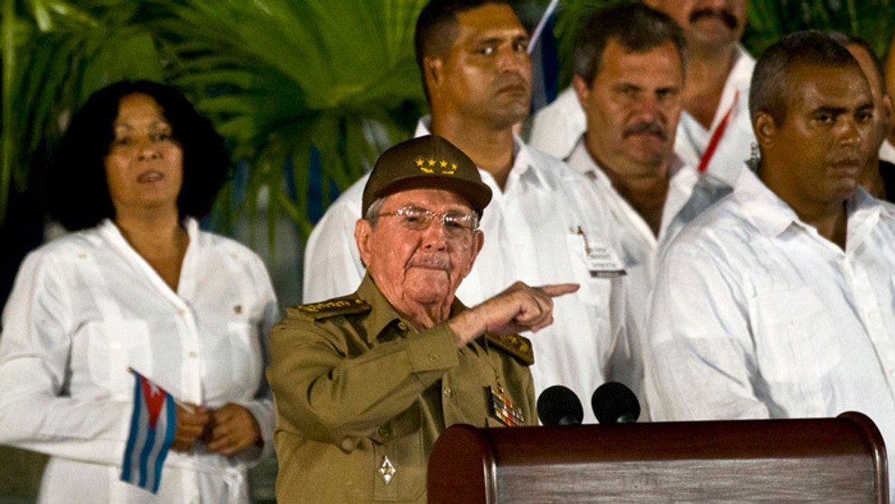 Kubánsky prezident Raúl Castro reční na oficiálne rozlúčke s bratom Fidelom v Santiagu.